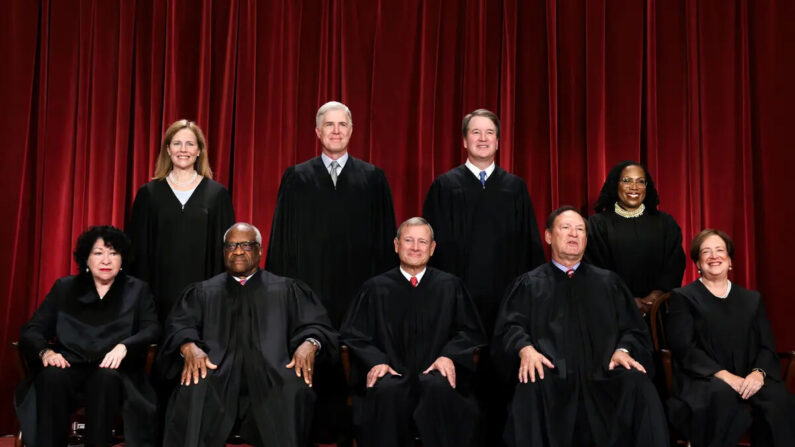 Jueces del Tribunal Supremo de Estados Unidos posan para su retrato oficial en el Tribunal Supremo en Washington, el 7 de octubre de 2022. (Alex Wong/Getty Images)