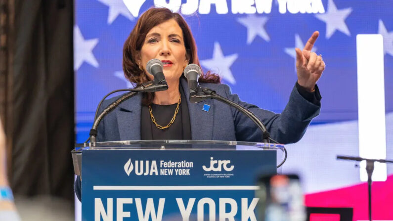 La gobernadora de Nueva York, Kathy Hochul, se dirige a miles de personas en la vigilia y concentración New York Stands With Israel (Nueva York apoya a Israel), en Nueva York, el 10 de octubre de 2023. (Spencer Platt/Getty Images)