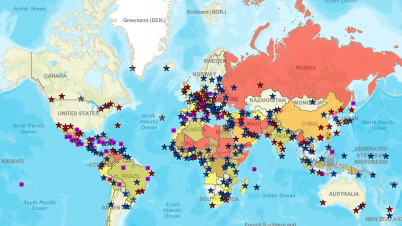 Un mapa del Departamento de Estado de EE.UU. muestra las alertas de viaje en todo el mundo. Los países marcados en rojo oscuro son lugares a los que los estadounidenses no deben viajar. (Sitio web del Departamento de Estado / Captura de pantalla de Epoch Times)