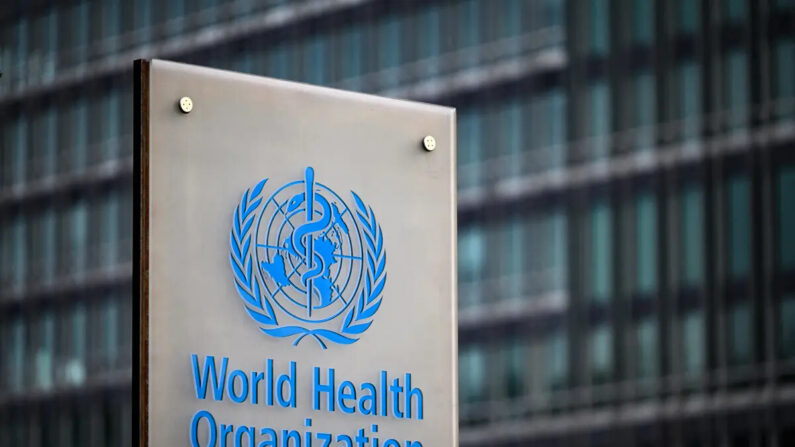Un cartel de la Organización Mundial de la Salud (OMS) en su sede de Ginebra, Suiza, el 7 de diciembre de 2021. (Fabrice Coffrini/AFP vía Getty Images)
