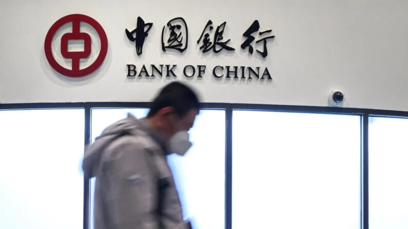 Un hombre pasa por delante de un stand del Banco de China en el Centro Principal de Prensa de los Juegos Olímpicos de Invierno de 2022, en Beijing, el 28 de enero de 2022. (Fabrice Coffrini/AFP vía Getty Images)