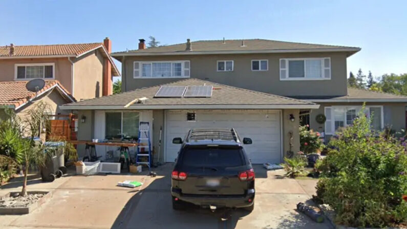 Imagen sin fecha de Google Street View de una casa en venta por USD 1.55 millones en San José, California, con un laboratorio de metanfetamina inactivo. (Google Maps/Captura de pantalla vía The Epoch Times)
