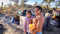 Migrantes ilegales esperan en carpas de EE.UU. a lo largo de la frontera, cerca a San Diego