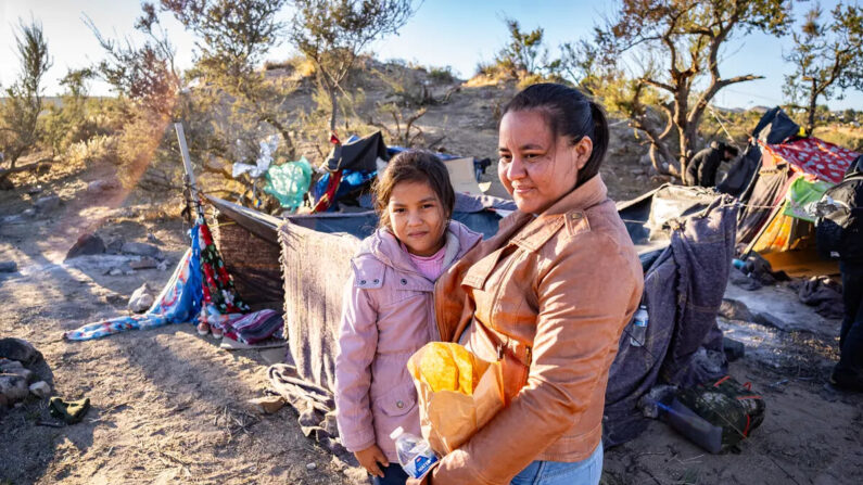 Una madre guatemalteca y su hija cerca de su tienda de campaña en Jacumba, California, el 31 de octubre de 2023. (John Fredricks/The Epoch Times)