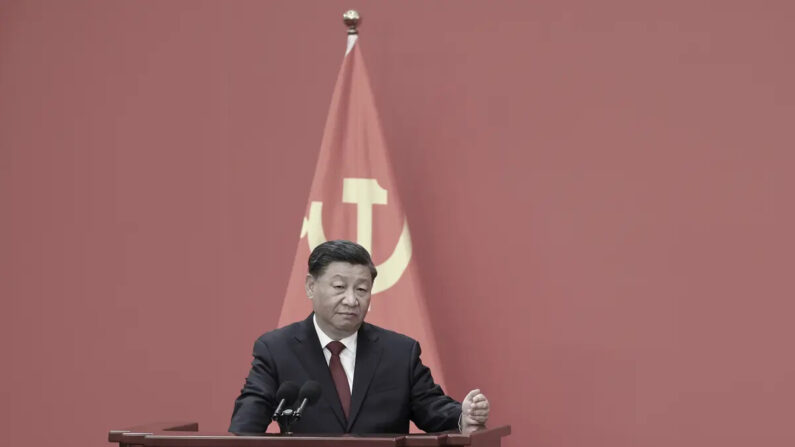 El líder chino Xi Jinping habla en el podio durante la reunión entre los miembros del Comité Permanente del Buró Político del XX Comité Central del PCCh y periodistas chinos y extranjeros en el Gran Salón del Pueblo en Beijing, el 23 de octubre de 2022. (Lintao Zhang/Getty Images)