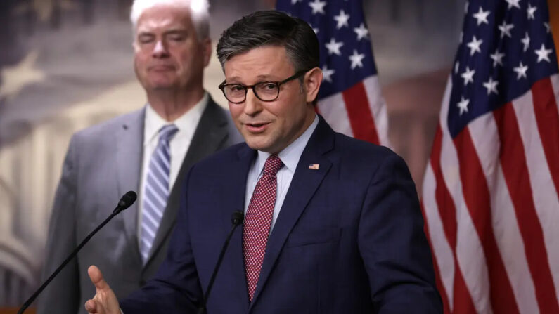 El presidente de la Cámara de Representantes Mike Johnson (R-La.) habla mientras el representante Tom Emmer (R-Minn.) escucha durante una rueda de prensa en el Capitolio de EE.UU. en Washington el 2 de noviembre de 2023. (Alex Wong/Getty Images)