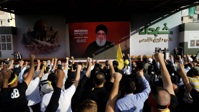 Simpatizantes de Hezbolá se reúnen en la plaza al-Ashoura para escuchar el discurso del líder de Hezbolá, Hassan Nasrallah, en Beirut, Líbano, el 3 de noviembre de 2023. (Marwan Tahtah/Getty Images)