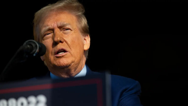 El candidato presidencial republicano, el expresidente Donald Trump, habla durante un mitin de campaña en Trendsetter Engineering Inc. en Houston, Texas, el 2 de noviembre de 2023. (Brandon Bell/Getty Images)