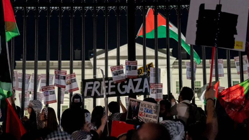 Los manifestantes exhiben carteles en la valla de la Casa Blanca durante una manifestación pro-palestina en Washington, el 4 de noviembre de 2023. (Stefani Reynolds/AFP vía Getty Images)
