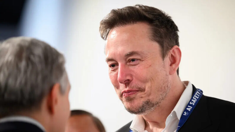 Elon Musk habla con otros delegados durante el primer día de la Cumbre de Seguridad de la IA en Bletchley Park, en Bletchley, Inglaterra, el 1 de noviembre de 2023. (Leon Neal/Getty Images)