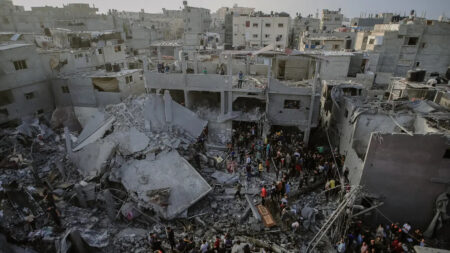 Ejército israelí rodea ciudad de Gaza mientras Hamás bloquea las evacuaciones de residentes, según las FDI