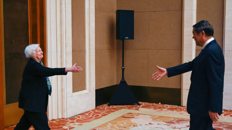 La secretaria del Tesoro de Estados Unidos, Janet Yellen (i), estrecha la mano del viceprimer ministro chino, He Lifeng, durante una reunión en la Casa de Huéspedes del Estado Diaoyutai, en Beijing, el 8 de julio de 2023. (Pedro Pardo/Pool/AFP vía Getty Images)