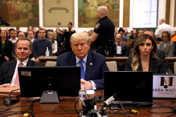 El expresidente Donald Trump se sienta en la sala del tribunal con los abogados Christopher Kise y Alina Habba durante su juicio por fraude civil en la Corte Suprema del Estado de Nueva York, en la ciudad de Nueva York, el 6 de noviembre de 2023. (Brendan McDermid-Pool/Getty Images)
