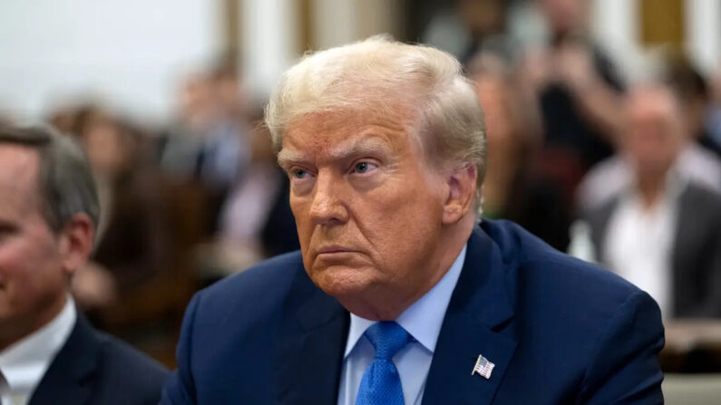 El expresidente Donald Trump sentado en la sala durante su juicio por fraude civil en el Tribunal Supremo del Estado de Nueva York en la ciudad de Nueva York el 6 de noviembre de 2023. (Curtis Means/Pool/Getty Images)