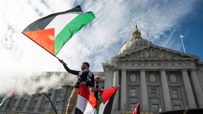 Un grupo de personas participa en una marcha de "Solidaridad con Palestina" en San Francisco el 4 de noviembre de 2023. Miles de personas, tanto israelíes como palestinas, han muerto desde el 7 de octubre de 2023, después de que militantes palestinos de Hamás, con base en la Franja de Gaza, entraran en el sur de Israel en un ataque sorpresa que llevó a Israel a declarar la guerra a Hamás en Gaza al día siguiente. (Amy Osborne/AFP vía Getty Images)