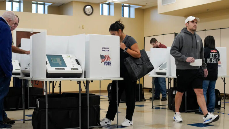 Votantes en un colegio electoral de Columbus, Ohio, el 7 de noviembre de 2023. (Andrew Spear/Getty Images)