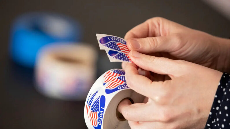 Los funcionarios electorales reparten calcomanías que dicen "Yo voté" en el Instituto VCU de Arte Contemporáneo el día de las elecciones en Richmond, Virginia, el 8 de noviembre de 2022. (Ryan M. Kelly/AFP/Getty Images)
