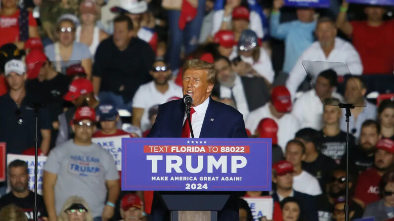 El expresidente Donald Trump pronuncia un discurso en un mitin de campaña en el estadio Ted Hendricks del parque Henry Milander en Hialeah, Florida, el 8 de noviembre de 2023. (Alon Skuy/Getty Images)
