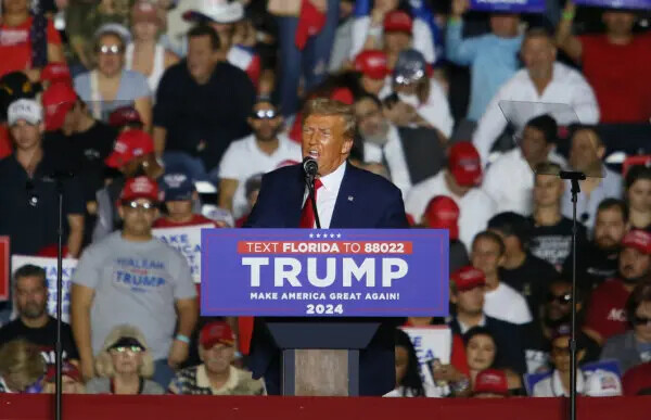 El ex presidente Donald Trump pronuncia un discurso en un mitin de campaña en el estadio Ted Hendricks del parque Henry Milander en Hialeah, Florida, el 8 de noviembre de 2023. (Alon Skuy/Getty Images)