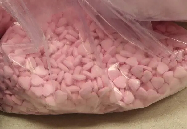 Píldoras rosas de fentanilo en forma de corazón, prensadas para que parezcan caramelos, incautadas en Lynn, Massachusetts, por el Grupo de Trabajo sobre Bandas de la Costa Norte del FBI, noviembre de 2023. (Cortesía del Departamento de Justicia)