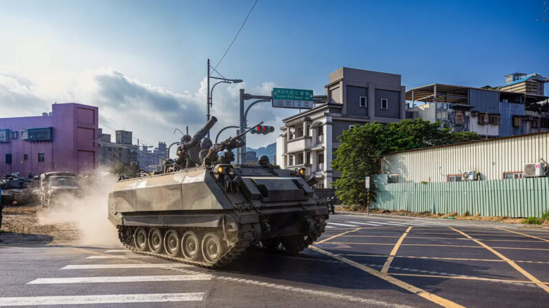 Militares taiwaneses conducen un vehículo blindado CM-25 a través de la calle durante el ejercicio militar Han Kuang, que simula la invasión de la isla por parte del Ejército Popular de Liberación (EPL) de China, en la ciudad de Nuevo Taipéi, Taiwán, el 27 de julio de 2022. (Annabelle Chih/Getty Images)