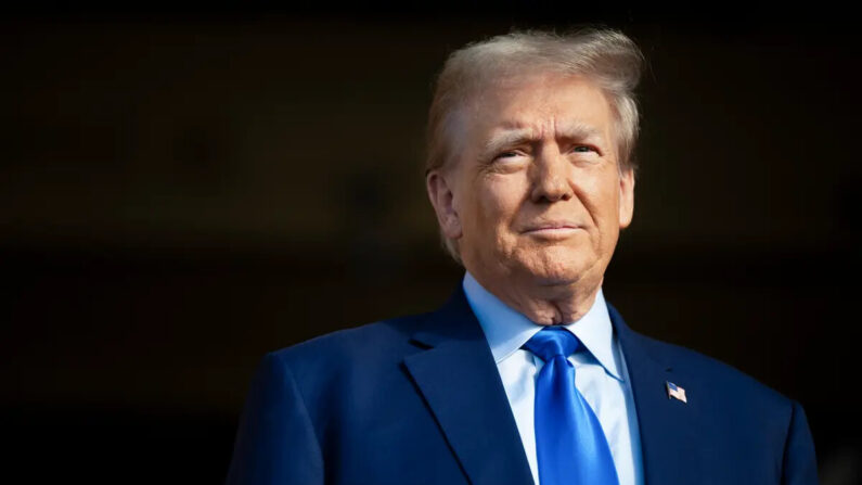 El candidato presidencial republicano, el expresidente de Estados Unidos Donald Trump, observa durante un mitin de campaña en Trendsetter Engineering Inc, en Houston, Texas, el 2 de noviembre de 2023. (Brandon Bell/Getty Images)