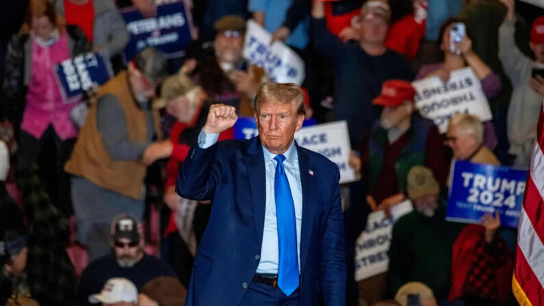 El expresidente Donald Trump sale tras hablar en un mitin de campaña en Claremont, New Hampshire, el 11 de noviembre de 2023. (Joseph Prezioso/AFP vía Getty Images)