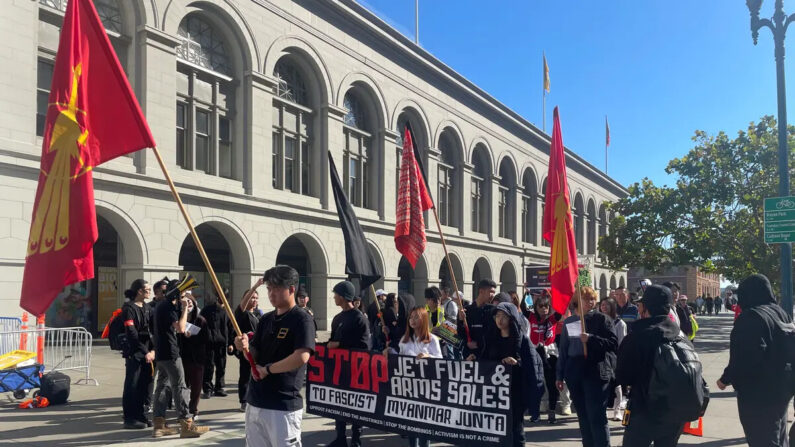 Manifestantes birmanos piden a los países miembros de la APEC que ayuden a detener los asesinatos masivos cometidos por el régimen militar del país, en San Francisco, California, el 12 de noviembre de 2023. (Nathan Su/The Epoch Times)