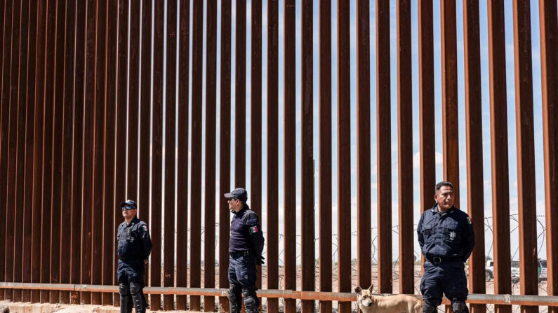 La policía federal de México monta guardia en la valla fronteriza entre Estados Unidos y México mientras el presidente Donald Trump visita Calexico, California, visto desde Mexicali, México, el 5 de abril de 2019. (GUILLERMO ARIAS/AFP vía Getty Images)