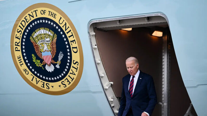 El presidente Joe Biden desembarca del Air Force One a su llegada a la Base Conjunta Elmendorf-Richardson en Anchorage, Alaska, el 11 de septiembre de 2023, tras visitar Vietnam y la India. (SAUL LOEB/AFP vía Getty Images)
