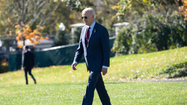 El presidente Joe Biden se dirige al Marine One antes de salir del jardín sur de la Casa Blanca en Washington el 14 de noviembre de 2023. (Saul Loeb/AFP vía Getty Images)