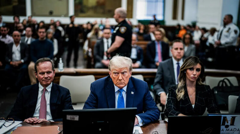 El expresidente Donald Trump (C) sentado en la sala durante su juicio por fraude civil en el Tribunal Supremo del Estado de Nueva York en la ciudad de Nueva York el 6 de noviembre de 2023. (Jabin Botsford-Pool/Getty Images)