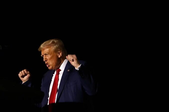 El expresidente de Estados Unidos Donald Trump habla durante un mitin de campaña en el estadio Ted Hendricks del parque Henry Milander el 8 de noviembre de 2023 en Hialeah, Florida. (Alon Skuy/Getty Images)