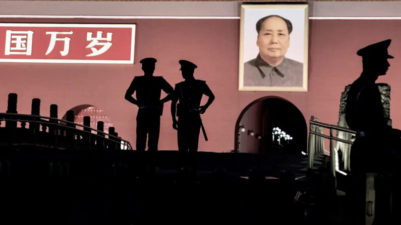 Oficiales de la policía paramilitar china hacen guardia debajo de un retrato del difunto líder Mao Zedong frente a la Ciudad Prohibida en la Plaza de Tiananmen, en Beijing, China, el 4 de junio de 2014. En esa misma plaza, el 4 de junio de 1989, las tropas chinas reprimieron a los manifestantes a favor de la democracia y en los enfrentamientos que siguieron decenas de personas murieron y resultaron heridas. (Kevin Frayer/Getty Images)
