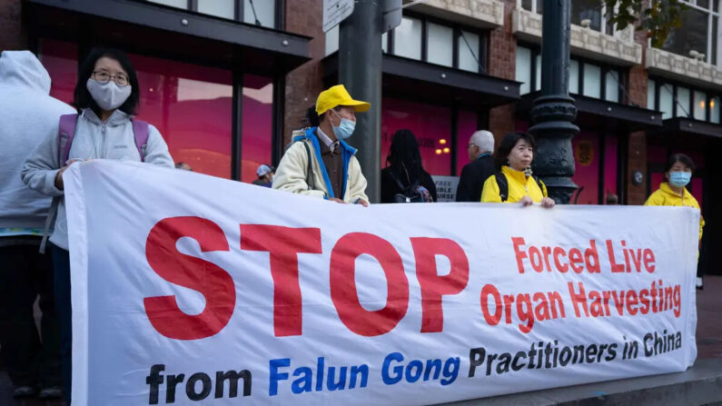 Practicantes de Falun Dafa sostienen una pancarta que le pide al régimen chino que ponga fin a su respaldo a la sustracción forzada de órganos, en San Francisco, California, el 14 de noviembre de 2023. (Zhou Rong/The Epoch Times)
