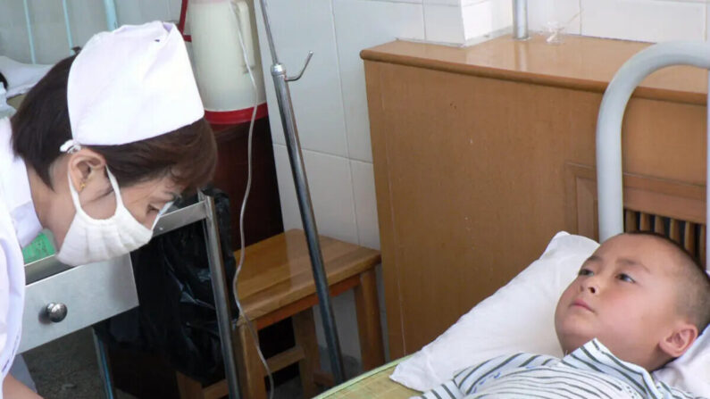Un niño chino recibe tratamiento por envenenamiento por plomo en un hospital de Changqing, provincia de Shaanxi, en el norte de China, el 15 de agosto de 2009. (STR/AFP vía Getty Images)
