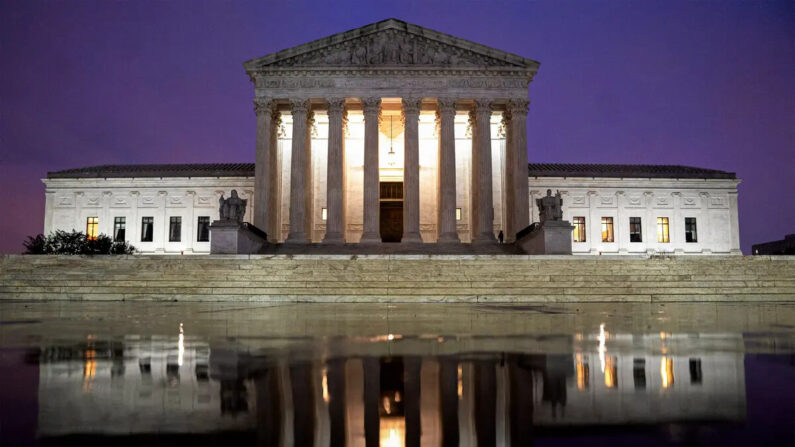 La Corte Suprema de EE.UU. se refleja en un charco de agua en Washington, DC, el 5 de abril de 2022. (Foto de Stefani Reynolds / AFP) (Foto de STEFANI REYNOLDS/AFP vía Getty Images)