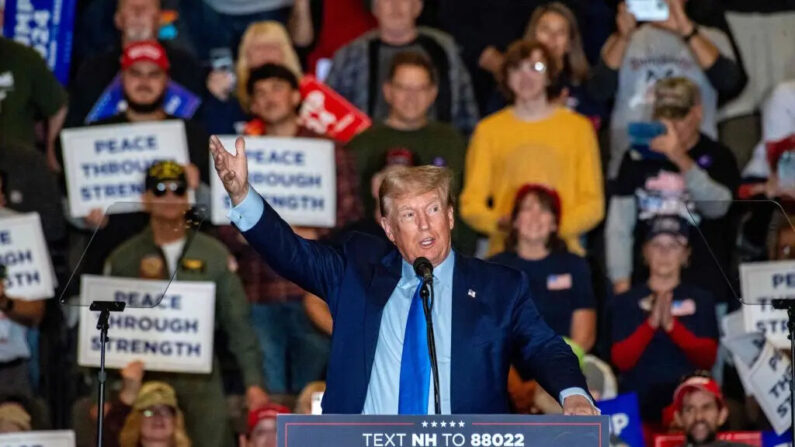 El expresidente de EE.UU. y candidato republicano a la presidencia para 2024, Donald Trump, habla en un acto de campaña en Claremont, New Hampshire, el 11 de noviembre de 2023. (JOSEPH PREZIOSO/AFP vía Getty Images)