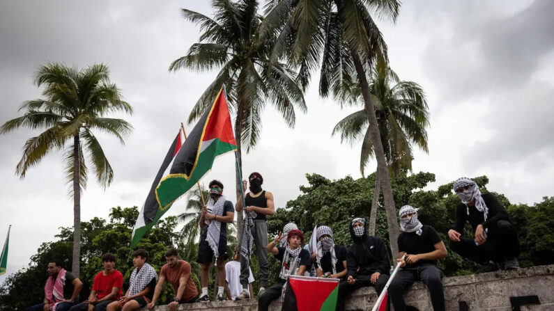 Un grupo de personas asiste a una manifestación propalestina en el Bayfront Park de Miami, Florida, el 13 de octubre de 2023. (Marco Bello/AFP vía Getty Images)