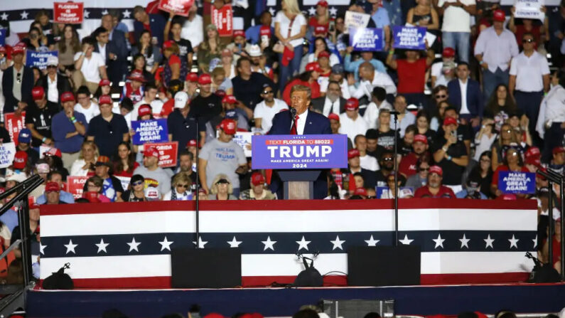 El expresidente estadounidense Donald Trump pronuncia un discurso durante un mitin en el estadio Ted Hendricks del parque Henry Milander el 8 de noviembre de 2023 en Hialeah, Florida. A pesar de que Trump se enfrenta a múltiples acusaciones penales, sigue manteniendo una ventaja dominante en las encuestas sobre otros candidatos republicanos. (Foto de Alon Skuy/Getty Images)