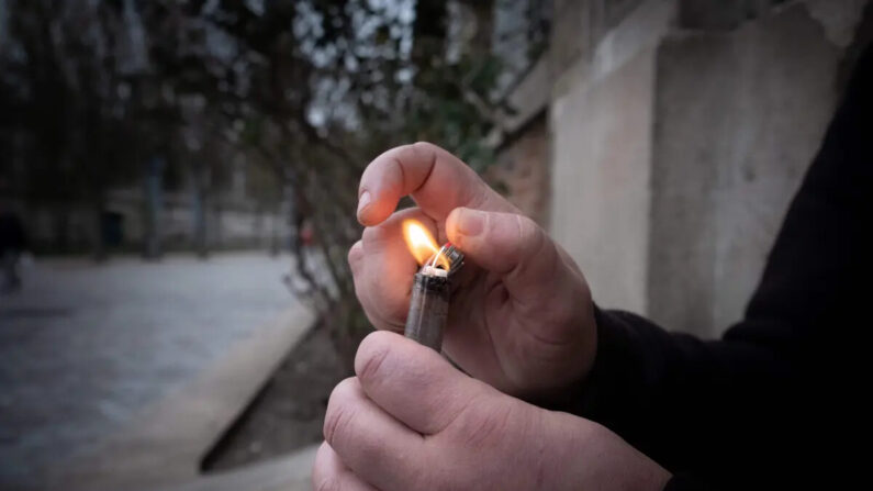 Un adicto al crack enciende una pipa, en una foto de archivo. (Joel Saget/AFP vía Getty Images)