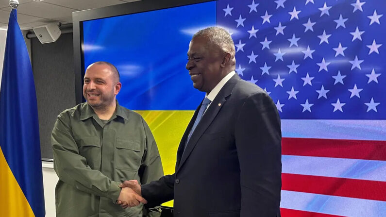 El ministro de Defensa ucraniano, Rustem Umerov (izq.), saluda al secretario de Defensa de Estados Unidos, Lloyd Austin, antes de sus conversaciones en Kiev el 20 de noviembre de 2023. (W.G. Dunlop/Pool/AFP vía Getty 