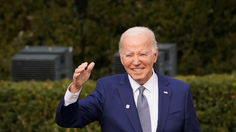 El presidente Joe Biden se reúne con invitados durante la ceremonia nacional de indulto del pavo de Acción de Gracias en el Jardín Sur de la Casa Blanca en Washington el 20 de noviembre de 2023. (Madalina Vasiliu/The Epoch Times)