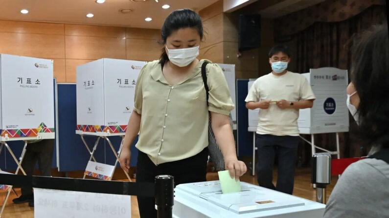 Una mujer emite su voto para las elecciones locales a nivel nacional en Seúl, Corea del Sur, el 1 de junio de 2022. (Jung Yeon-je/AFP vía Getty Images)
