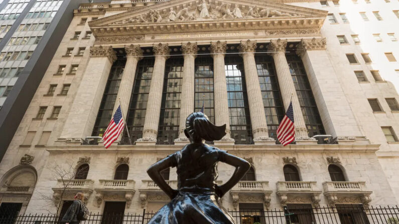 La Bolsa de Nueva York y la estatua de la "Chica sin miedo" en Wall Street, Nueva York, el 23 de marzo de 2021. (ANGELA WEISS/AFP vía Getty Images)