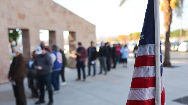 Los votantes hacen fila para emitir su voto en el Centro Comunitario Desert Breeze, en Las Vegas, Nevada, el 8 de noviembre de 2022. (Mario Tama/Getty Images)
