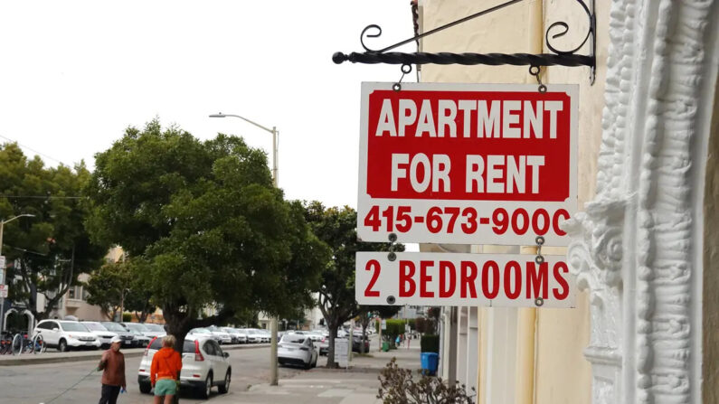 Un letrero frente a un edificio de apartamentos con alquileres disponibles, en San Francisco, el 9 de junio de 2023. (Justin Sullivan/Getty Images)
