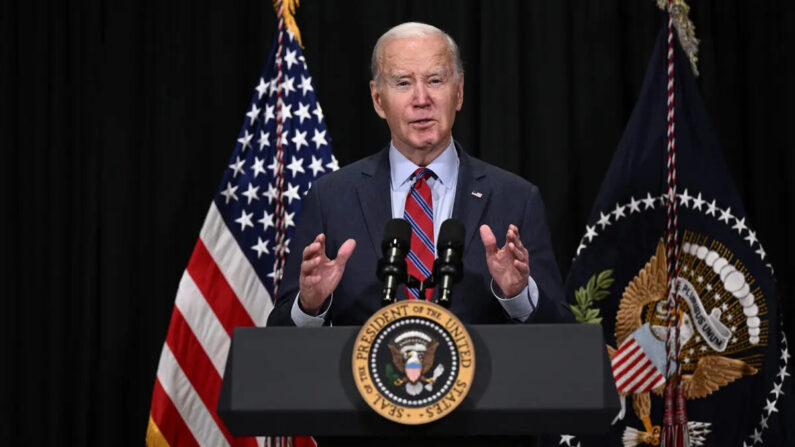 El presidente Joe Biden habla sobre la liberación de rehenes de Gaza, en Nantucket, Massachusetts, el 24 de noviembre de 2023. (Brendan Smialowski/AFP vía Getty Images)
