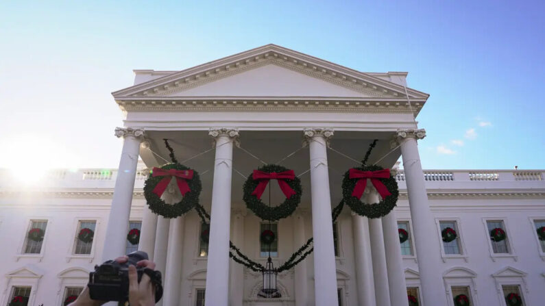 La Casa Blanca decorada para Navidad con el tema navideño "Magia, Maravilla y Alegría" en Washington el 27 de noviembre de 2023. (Madalina Vasiliu/The Epoch Times)