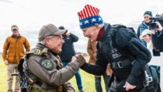 Veterano de 106 años bate récord de paracaidismo mientras el gobernador de Texas hace su primer salto